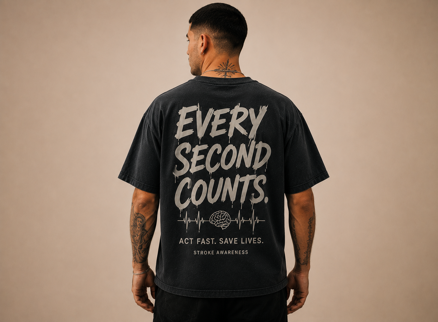 Rückenansicht eines schwarzen Oversize-Shirts mit dem Print „Every second counts — Act fast. Save lives.“ zum Thema Schlaganfall