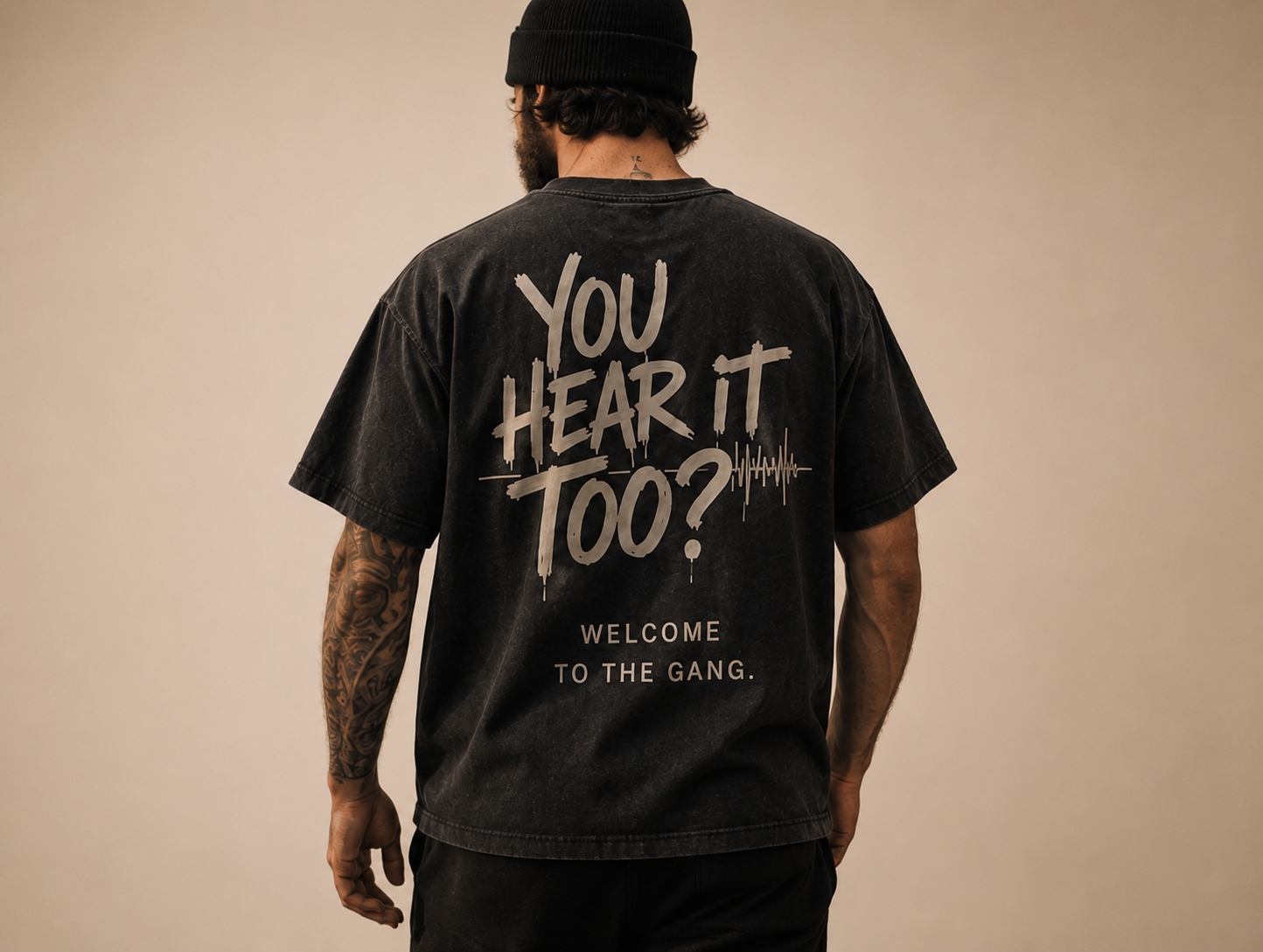 Rückenansicht eines schwarzen Oversize-Shirts mit dem Print „You hear it too?“ zum Thema Tinnitus